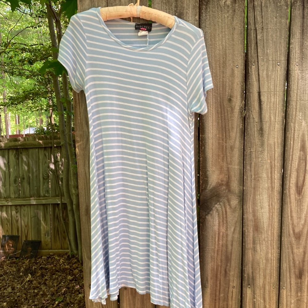 Discreet blue and white T-shirt dress